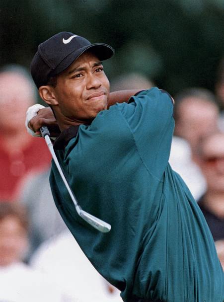 Tiger Woods compie oggi 40 anni, molti dei quali trascorsi sui campi da golf . Qui lo vediamo in azione nel Greater Milwaukee Open del settembre del 1996: Tiger ha solo vent’anni ed  gi una promessa del golf. Promessa che manterr... (Ap)